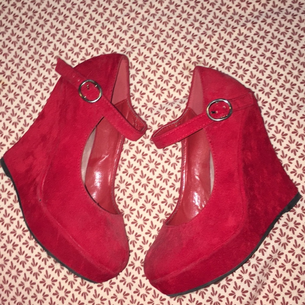 RED WEDGES 👠